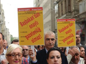 3 MAYIS DUNYA BASIN OZGURLUGU GUNU NEDENIYLE GAZETECILER, BEYOGLU TUNEL'DE TOPLANARAK GALATASARAY'A YURUDU. YURUYUSE CHP'LI GURSEL TEKIN, AYKUT ERDOGDU VE BAZI MILLETVEKILI ADAYLARI D A DESTEK VERDI. FOT: OZKAN ARSLAN-ISTANBUL,(DHA)