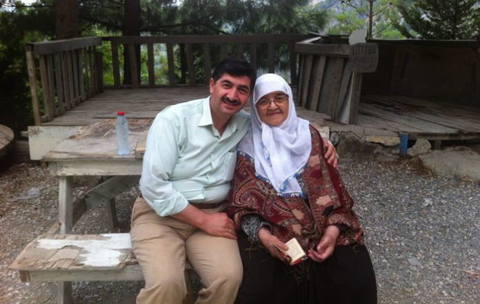 cemil tokpınar annesiyle