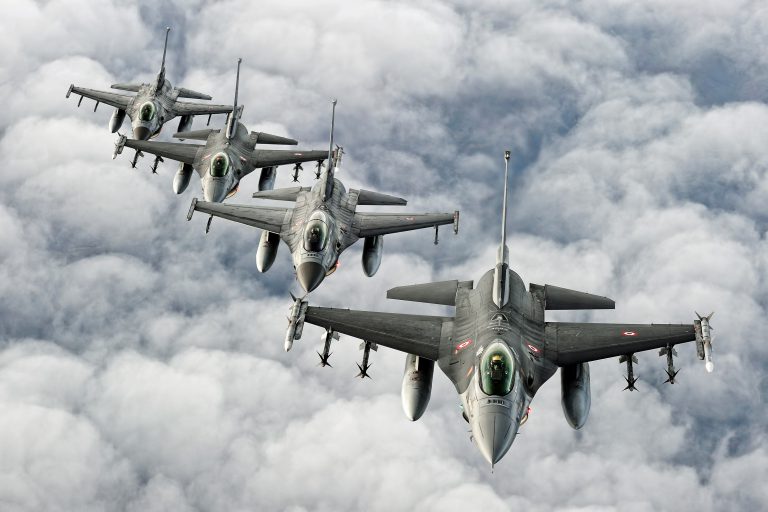 Diyarbakır’da F-16 düştü