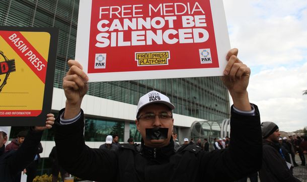 REDO-Zaman-protests-man-free-media-sign-media-crackdown