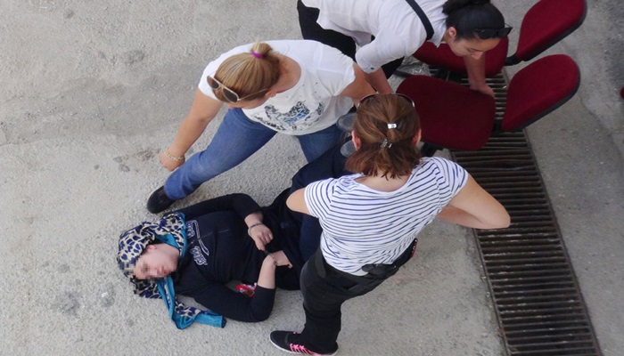 Kelepçelenen avukat nezarethaneye götürülürken bayıldı
