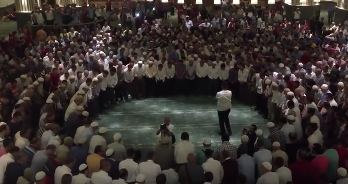 Saray camiinde zikir tartışması büyüyor [VİDEO]