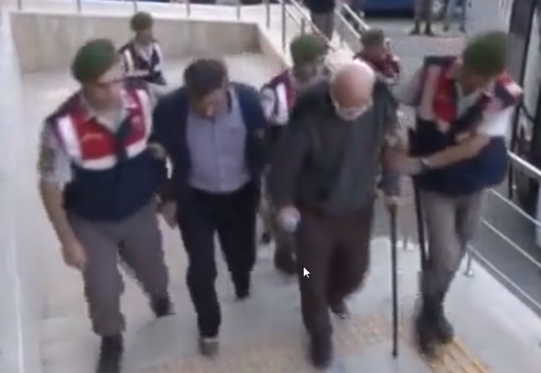 Darbeci diye gözaltına alınan 72 yaşındaki ihtiyarı koluna girerek getirdiler