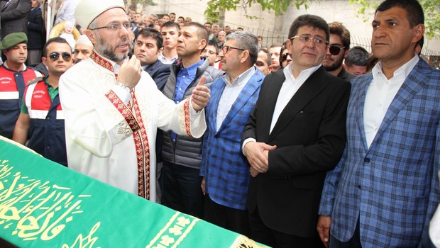 Boydak kardeşlere annelerinin cenazesinde de kelepçe