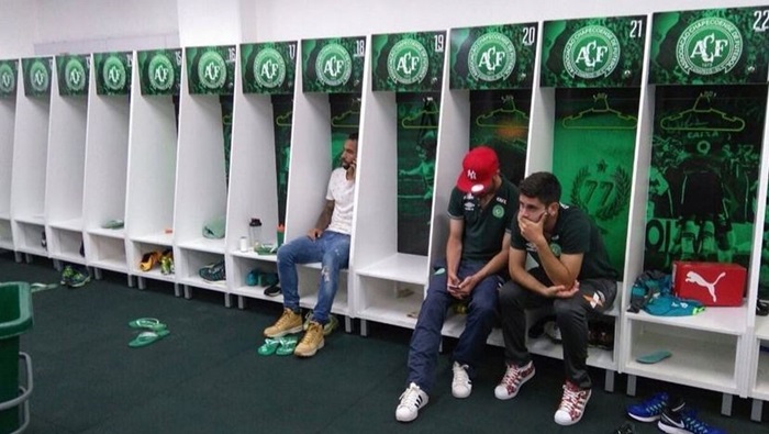 Futbol takımını taşıyan yolcu uçağı düştü; soyunma odasında acı bekleyiş