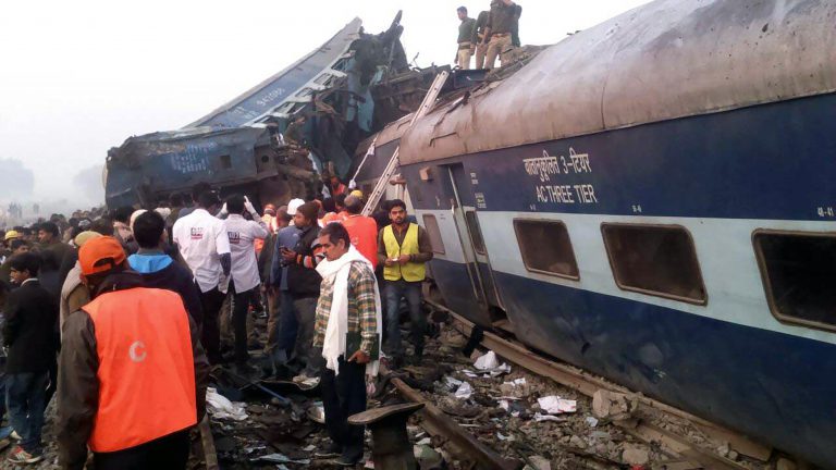 Hindistan’da tren kazası: 100’e yakın ölü  [GALERİ]
