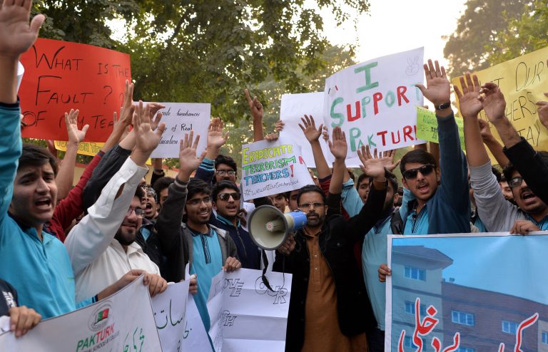 Pakistan halkı Türk öğretmenlere sahip çıktı: Onlar terörist değil, sınırdışı etmeyin