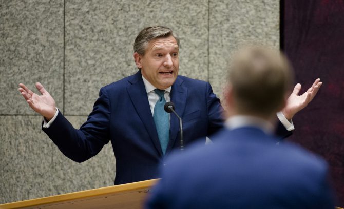 2016-04-13 19:19:04 DEN HAAG - Sybrand Buma (CDA) en Han ten Broeke (PVV) tijdens het Tweede Kamerdebat over de uitslag van het raadgevend referendum over het associatieverdrag tussen de Europese Unie en Oekraine. Op 6 april wonnen tegenstanders van het Europese verdrag met zo'n 61% van de stemmen het referendum. ANP BART MAAT