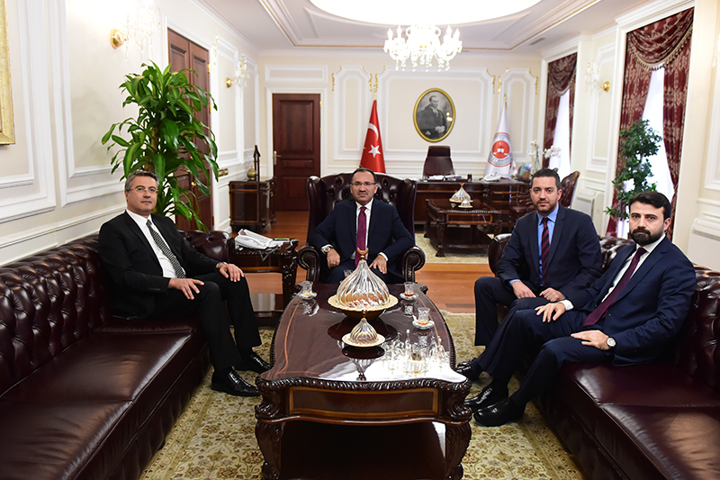 Ankara Barosu Başkanı Hakan Canduran, 15 Temmuz darbesinden sonra Adalet Bakanı Bekir Bozdağ ile buluştuktan sonra Ankara Emniyeti ve Adliyesi'nde birçok şüphelinin özel avukatları engellenirken, CMUK avukatları devreye alındı. Bakan Bozdağ ile geçen ay da buluşan Ankara Baro Başkanı, baro seçiminde rakibi olan Eski Adalet Bakanı Mehmet Ali Şahin'in oğlu Avukat Cem Şahin ile buluşması dikkat çekti.