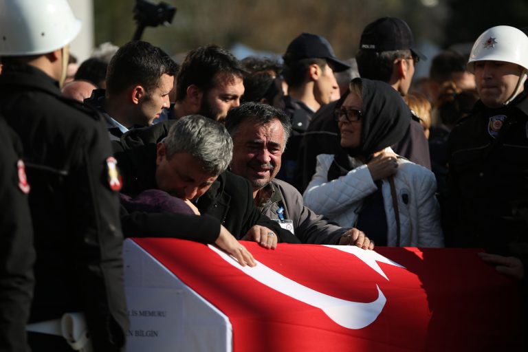 Türkiye şehitlerine ağlıyor