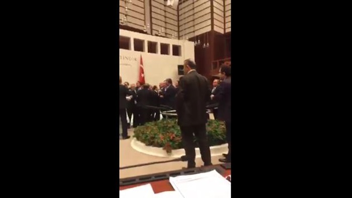AKP ve HDP’li vekiller arasında yumruklu kavga