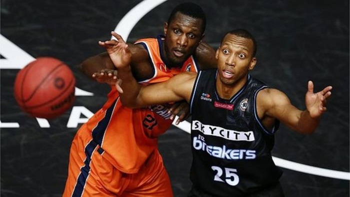 Basketbol maçında gözü çıktı