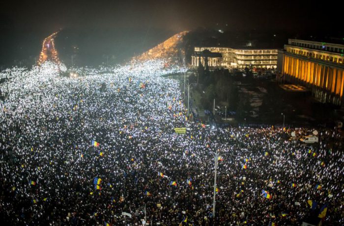 Romanya'da yolsuzluk yasası halkı sokağa döktü. FOTO: AFP