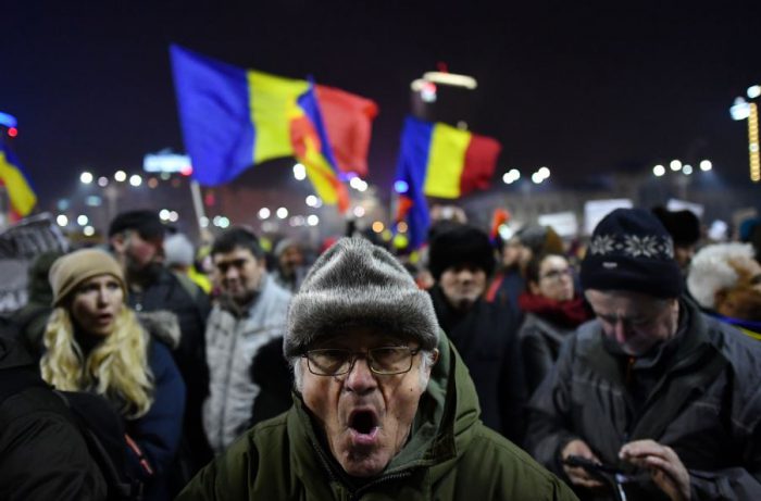 Romanya halkı yolsuzlukları örten yasayı protesto için meydanları doldurdu. FOTO: AFP