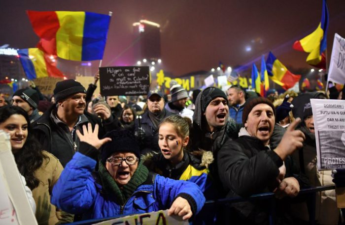 Romanya halkı yolsuzlukları örten yasayı protesto için meydanları doldurdu. FOTO: AFP