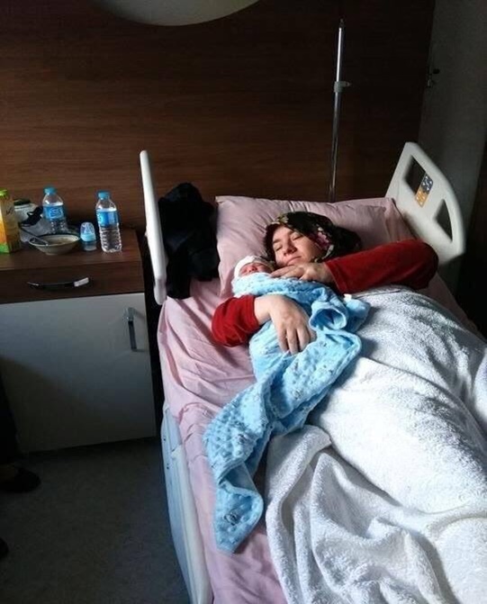 Hastanede tekerlekli sandalyeyle gözaltına alınan anne, bir günlük bebeğine kavuştu