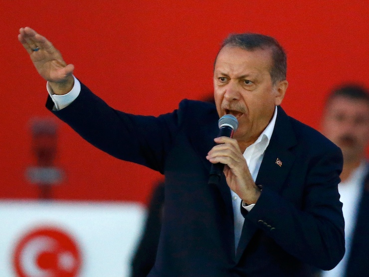 Erdoğan’a hakaret iddiasıyla gözaltına alındılar, terörden tutuklandılar!