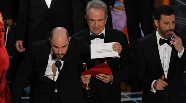 En iyi film ödülü önce La La Land’e, sonra Moonlight’a gitti! [VİDEO]