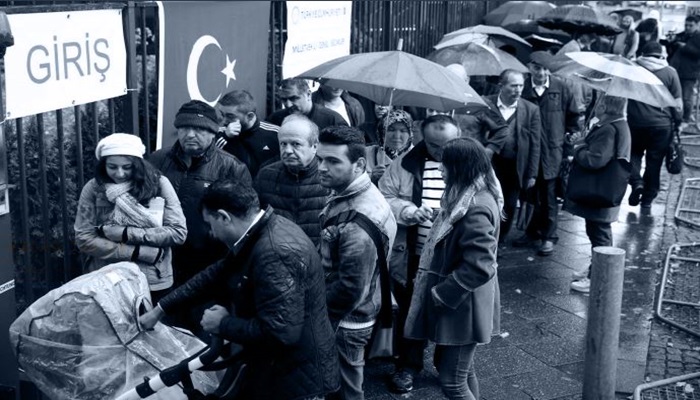Gurbetçilerin kısır döngüsü: Fiziken Avrupa’da, zihnen Türkiye’de [İnceleme: Hasan Cücük]