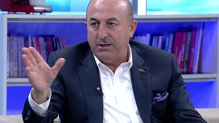 Çavuşoğlu, kadınların ‘Evet-Hayır’ kavgasından başörtüsü mağduriyeti çıkardı