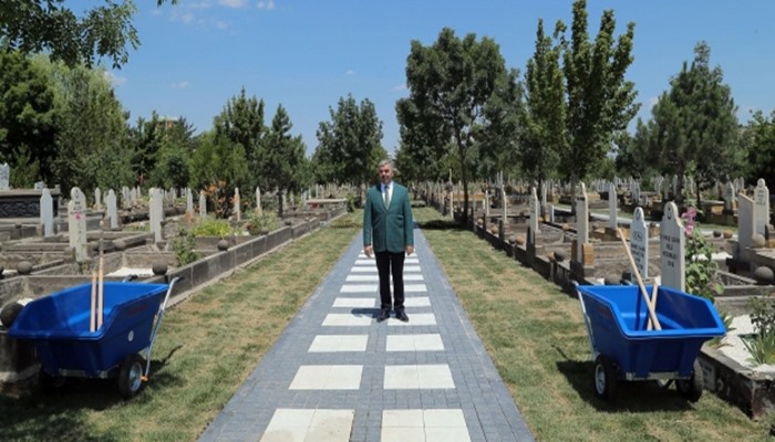 AKP’li başkan mezarlığın reklamını yaptı: ‘İnsanın ölesi geliyor!’ diyorlar