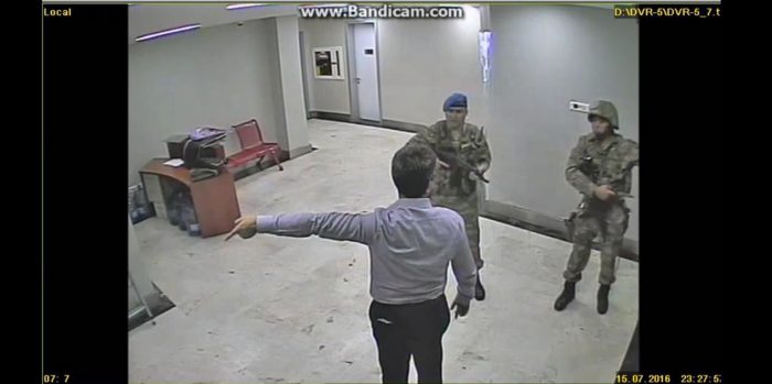 Ömer Turan, TRT görüntülerini Twitter'da yayınladı: Darbe gecesine ait yayınladığım iki video bir gazetecilik başarısı. Ama mahalle medyasından hiçkimse bunu yayınlamadı.