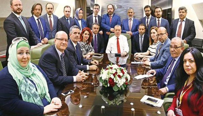 Uçakta yandaş gazetecilere ‘manyak tartışmasını’ değerlendirdi: Biz tekkeye mürit aramıyoruz!