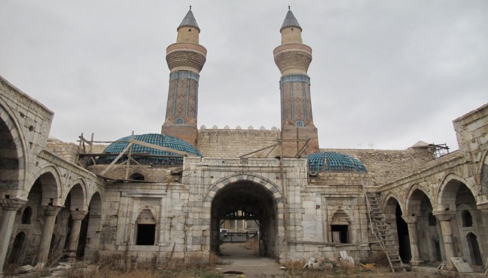 Evliya Çelebi’nin ‘benzeri asla yapılamaz’ dediği Gökmedrese’nin çinileri, asitle temizlenip maviye boyanmış