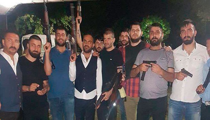 Kontrollü ve kanlı darbenin ipuçları: 15 Temmuz gecesi emniyet önünde seri atış yapabilen MP-5 dağıtmışlar