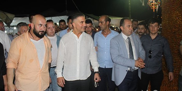 ‘Hayırsever işadamı’ Sedat Peker’e festivalde başbakan gibi karşılama