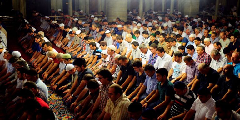 Bu da oldu: İmam, içinde beddua var diye Teravih’de Tebbet Suresi’ni okumuyormuş