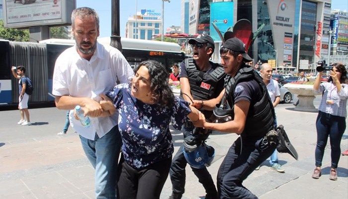 Gözaltındaki avukat polis aracında konuştu: Önümüzdeki polisler bile her  KHK'da atıldık mı diye listelere bakıyor [VİDEO] - Tr724