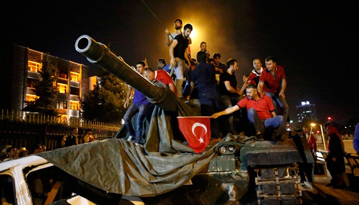 Gazeteci Arslan’dan kritik 15 Temmuz soruları: Tankları halk mı durdurdu?