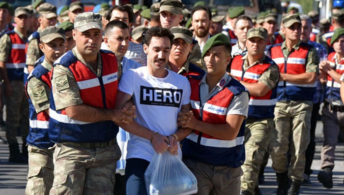 Sanık astsubaya ‘Hero’ tişörtünü cezaevi yönetimi vermiş