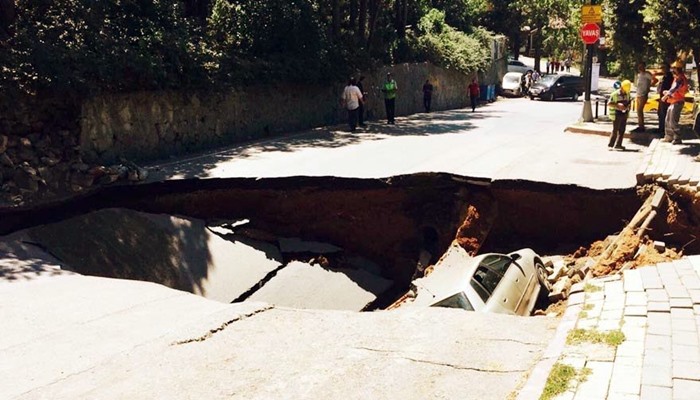 İstanbul’da yol çöktü; CHP, “Sebep gizli tünel, Topbaş’ın bile haberi yok” açıklaması yaptı