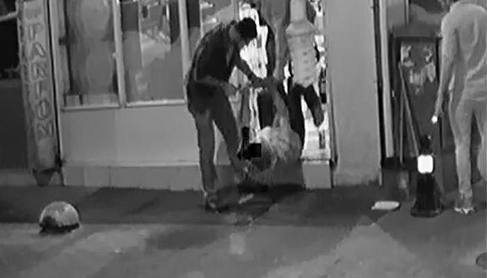 AKP’li belediye başkanının elini sıkmak istemeyen esnafa koruma dayağı iddiası! [VİDEO]