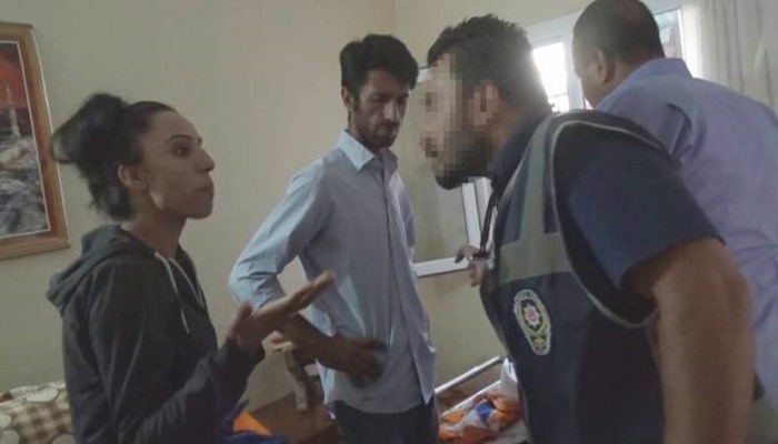Yeni Türkiye’nin emniyeti: Ev baskınına giden polis hırsızlık yaparken kameraya yakalandı! [VİDEO]