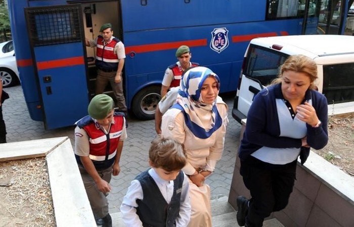 Çocuğunun yanında anneye kelepçe taktılar, gazetecilerin önünden geçirdiler!