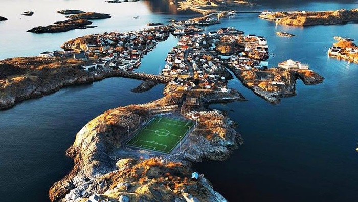 Gel de burada futbol oynama!