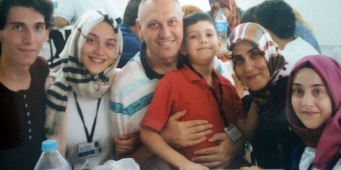 Ağır hasta tutuklu akademisyenin oğlu: Babam yaşam savaşı veriyor… Adliyenin önünde korna çalıp, “oh olsun size” diye bağırdılar