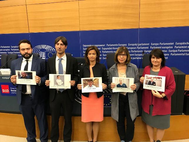 Avrupa Parlamentosu: Gazetecileri özgür bırakın