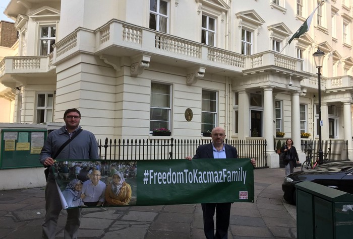 Pakistan’ın Londra Büyükelçiliği önünde Kaçmaz ailesi protestosu