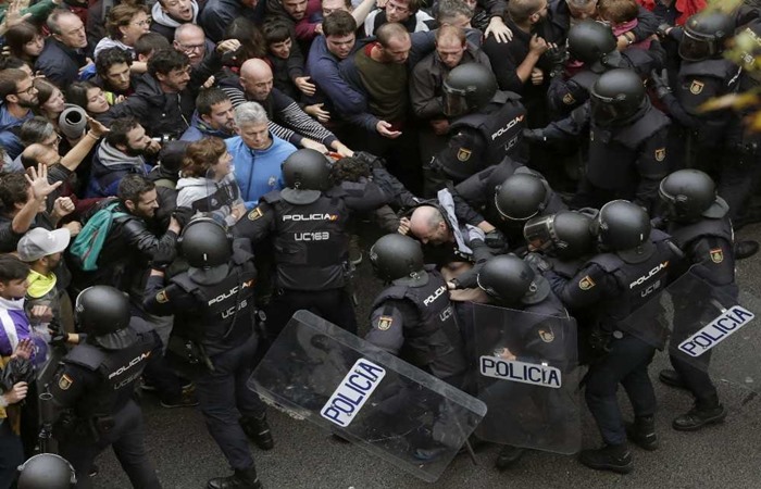Polisin müdahale ettiği Katalonya bağımsızlık referandumu sona erdi: 460 yaralı!