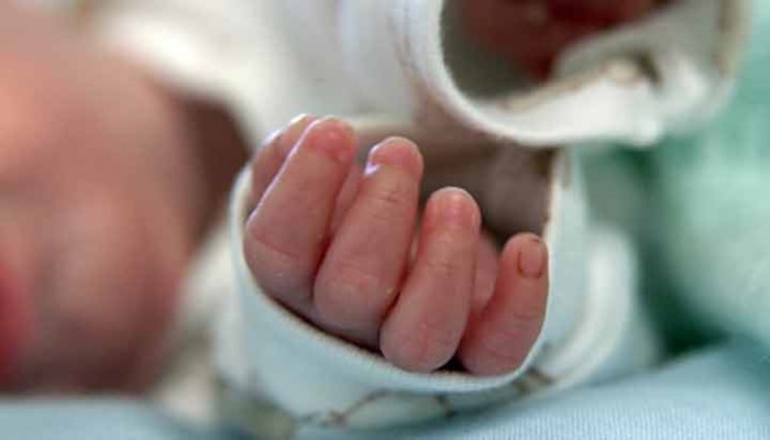 Üç yaşındaki bebek annesinin sırtında donarak öldü