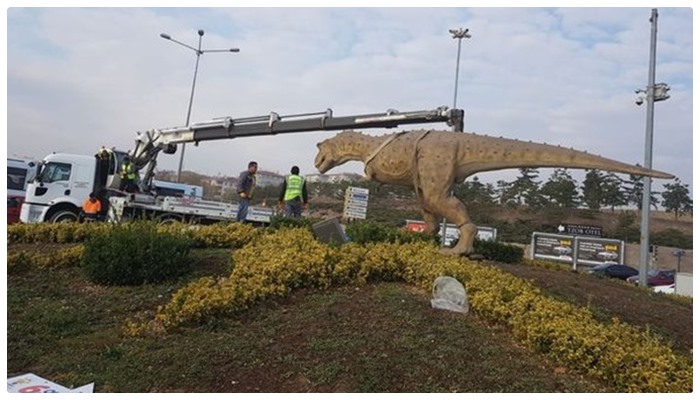 Melih Gökçek’in dinozoru da kaldırıldı