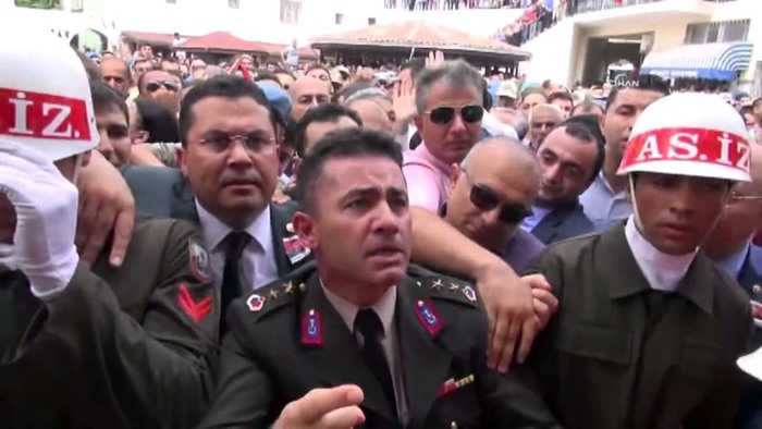 Ahmet Zeki Üçok herkesi terörist ilan edince dayanamadı: “Allah senin belanı versin”
