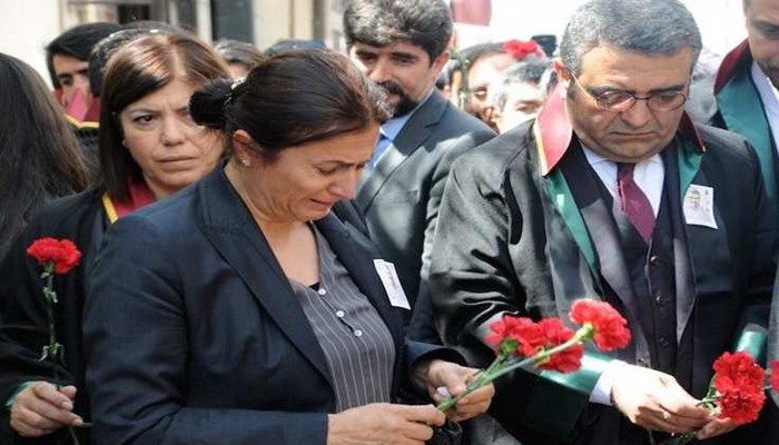 2 yıl önce cinayete kurban giden Tahir Elçi’nin eşi hukuk eğitimine başladı: Her satırda onu hatırlıyorum