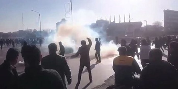 Ayaklanma sürüyor, İran’da ölü sayısı 10’a yükseldi
