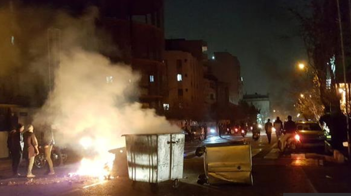İran’da İsyan çıktı, göstericiler valiliği ele geçirdi, belediyeyi ateşe verdi