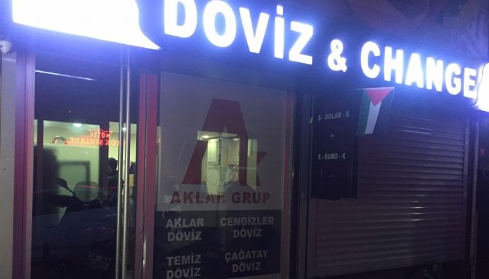 Döviz bürosunu önce hırsızlar, sonra da delil toplamaya gelen polis soydu